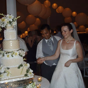 Vijay Goel and Chef Elizabeth cutting the wedding cake