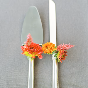 Ideas we love - decorating the cake knife and server with your wedding flowers