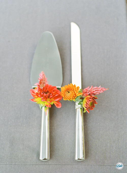 Ideas we love - decorating the cake knife and server with your wedding flowers
