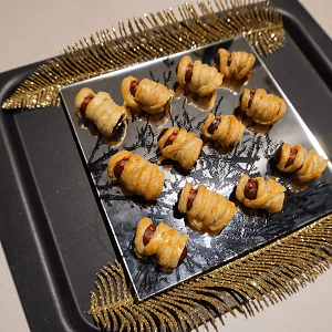 Mini Mummies on Spooky Tree Backdrop