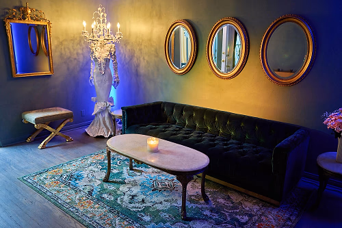 The intimate lounge