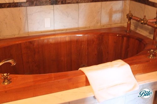 Newhall Mansion Captain's Room Jacuzzi
