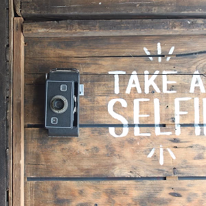 Voila Gallery Take a Selfie Sign