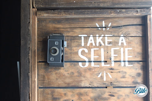 Voila Gallery Take a Selfie Sign